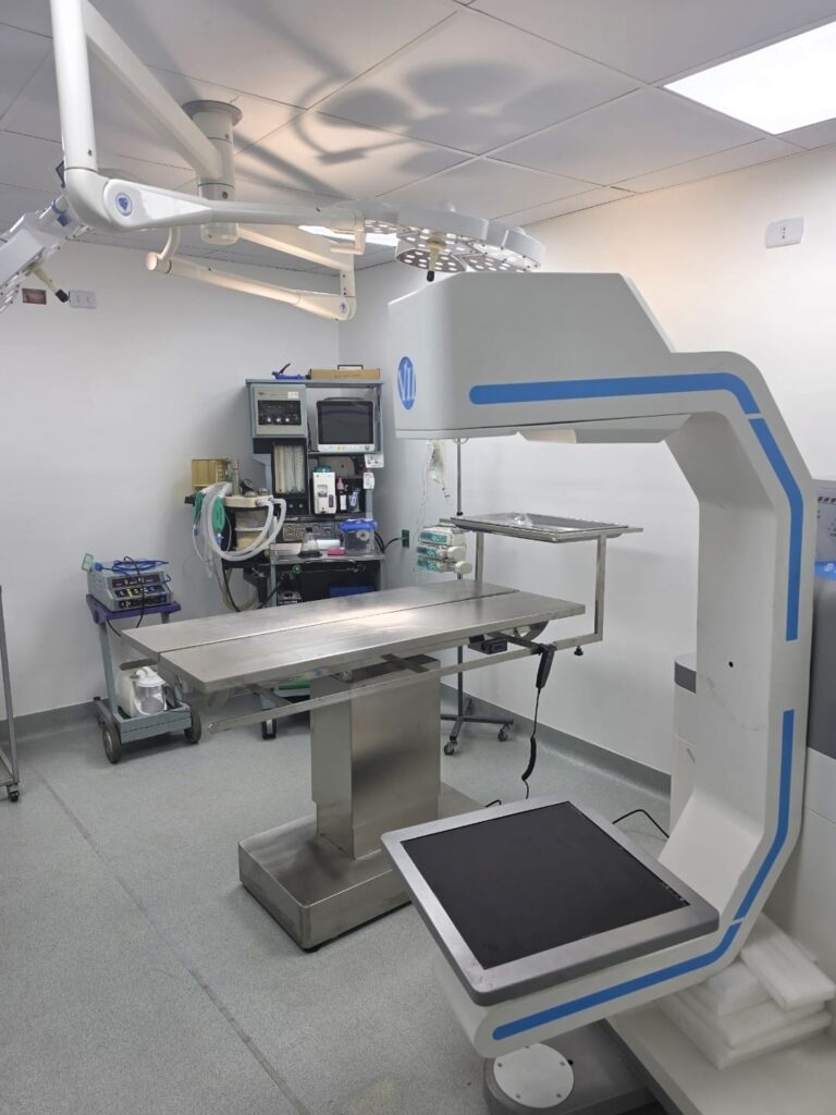 Pabellón exclusivo para cirugía traumatológica del centro Cafati en La Reina, con arco en C y máquina de anestesia inhalatoria
